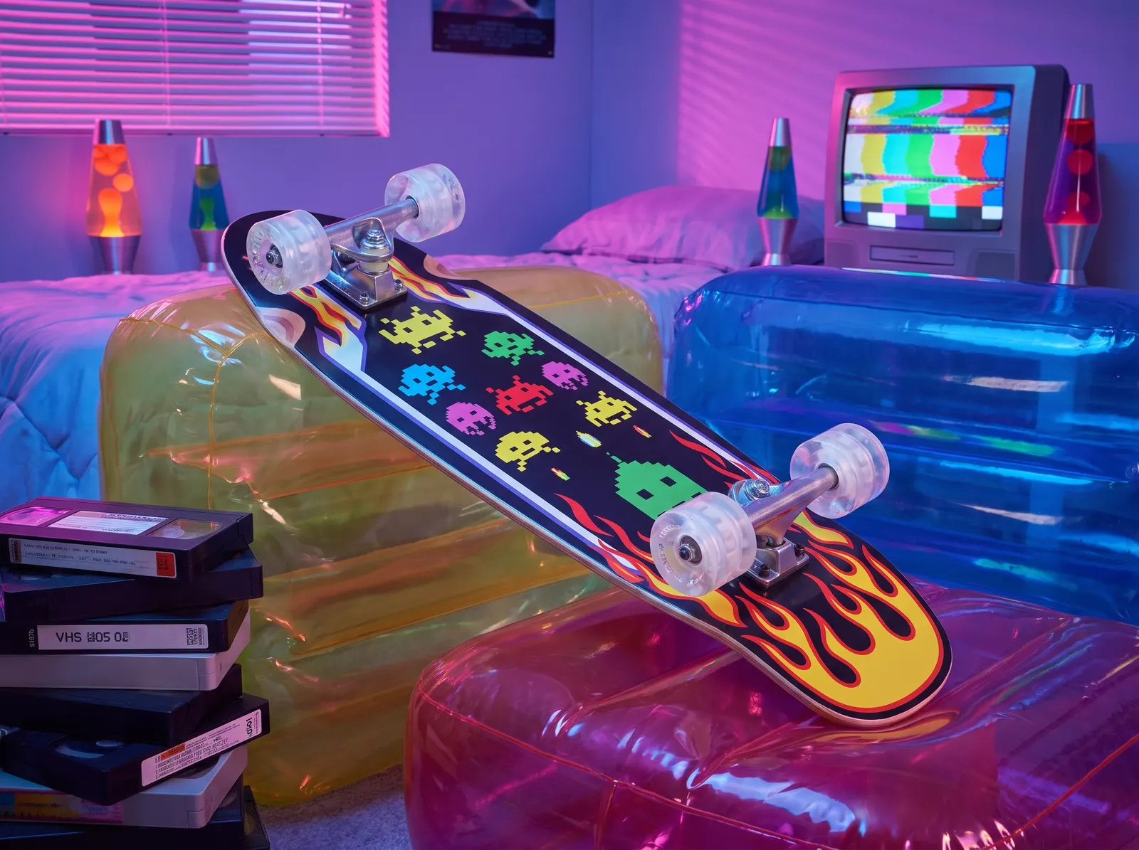 Skateboard à flammes dans une chambre Y2K, lava lamps et écran cathodique.