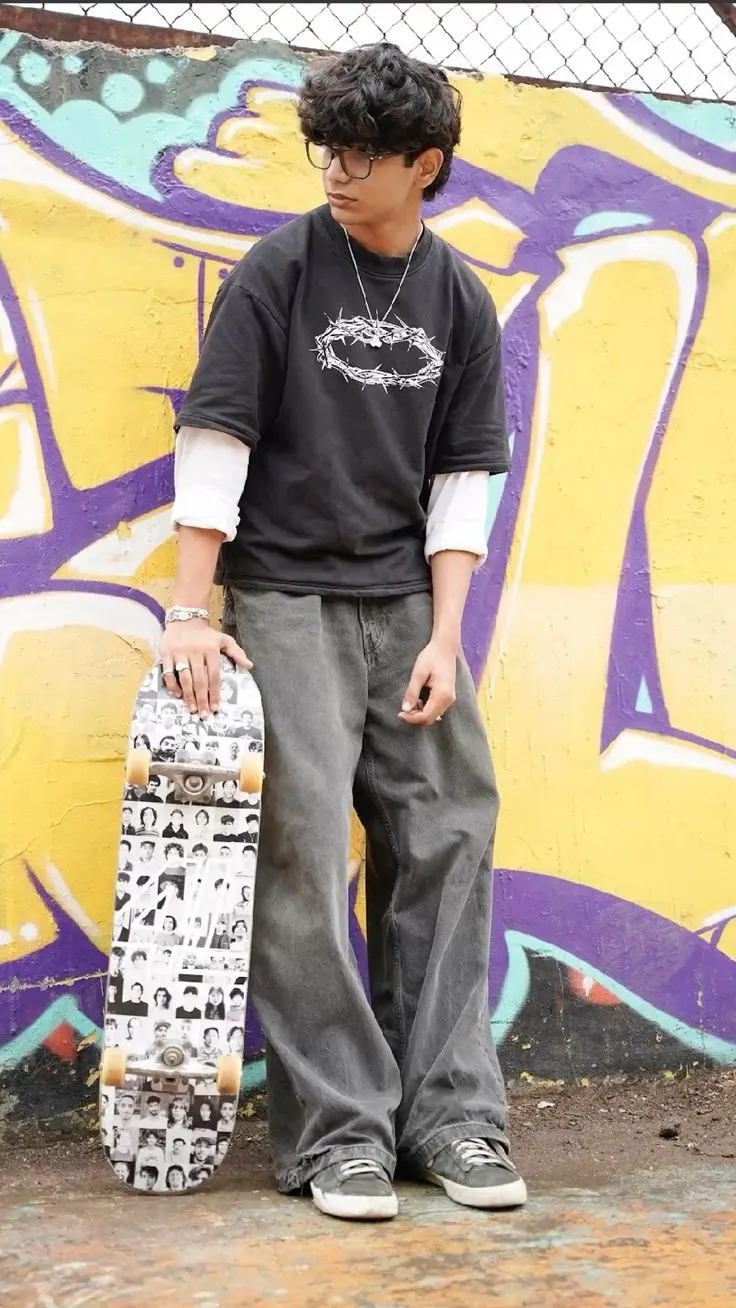 Skateur devant un mur de graffiti jaune et violet.