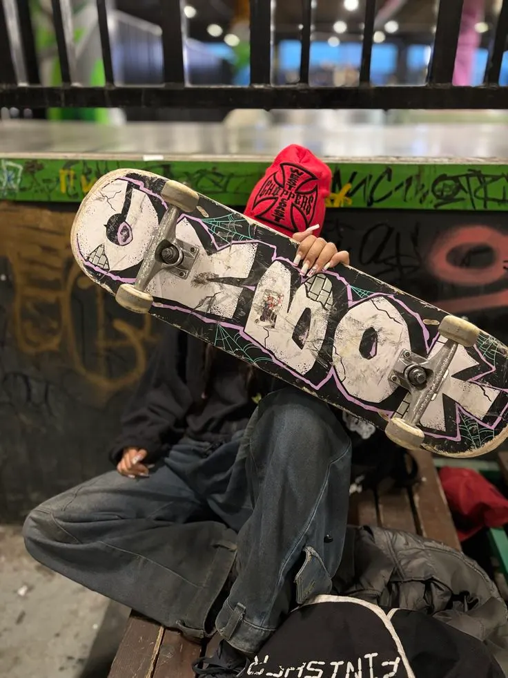 Skateur assis sur un banc de skatepark.